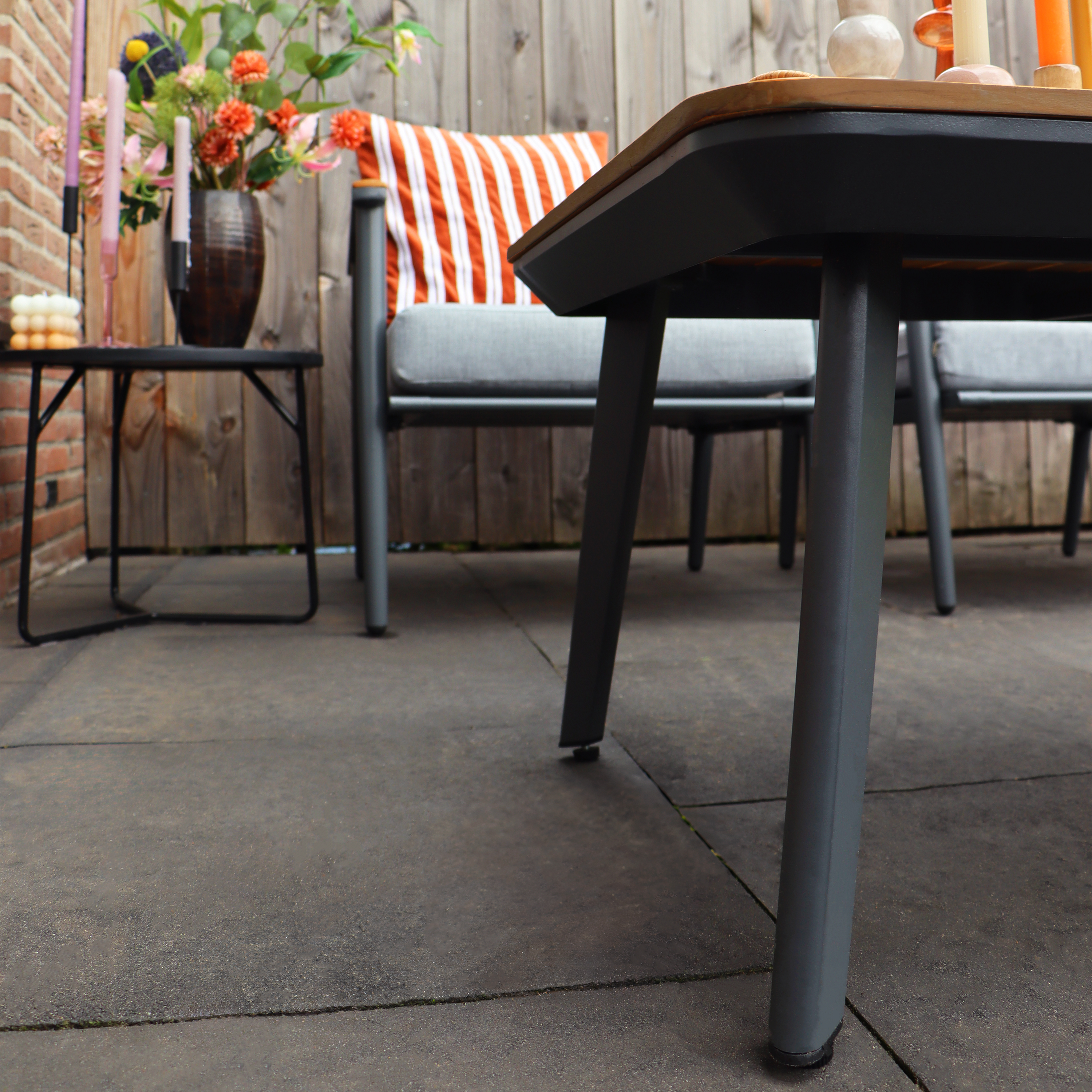 AXI Bibi 4-piece Lounge Set with sofa. table and two chairs - Anthracite/Teak