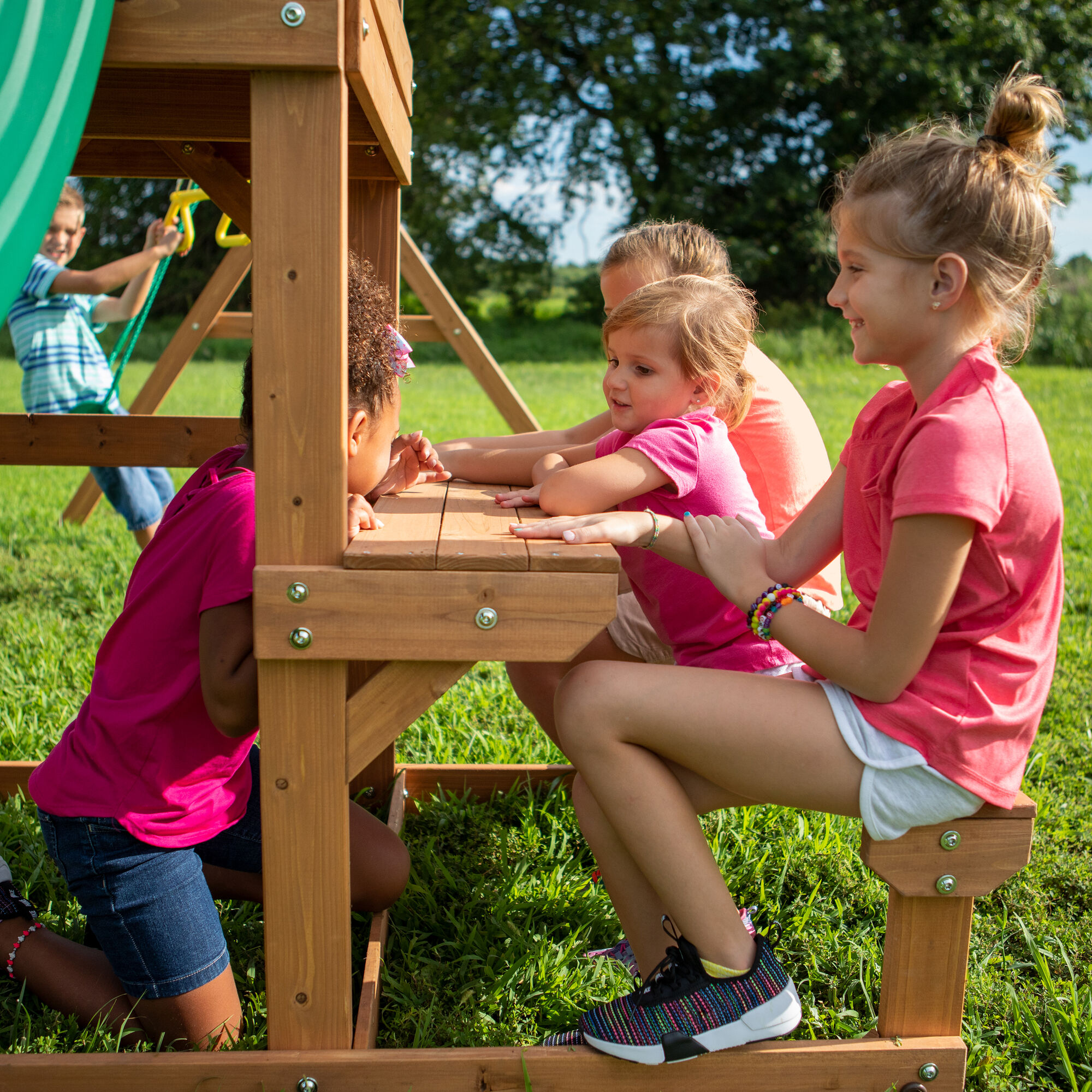 Backyard Discovery Belmont Speeltoren met Schommels en Glijbaan