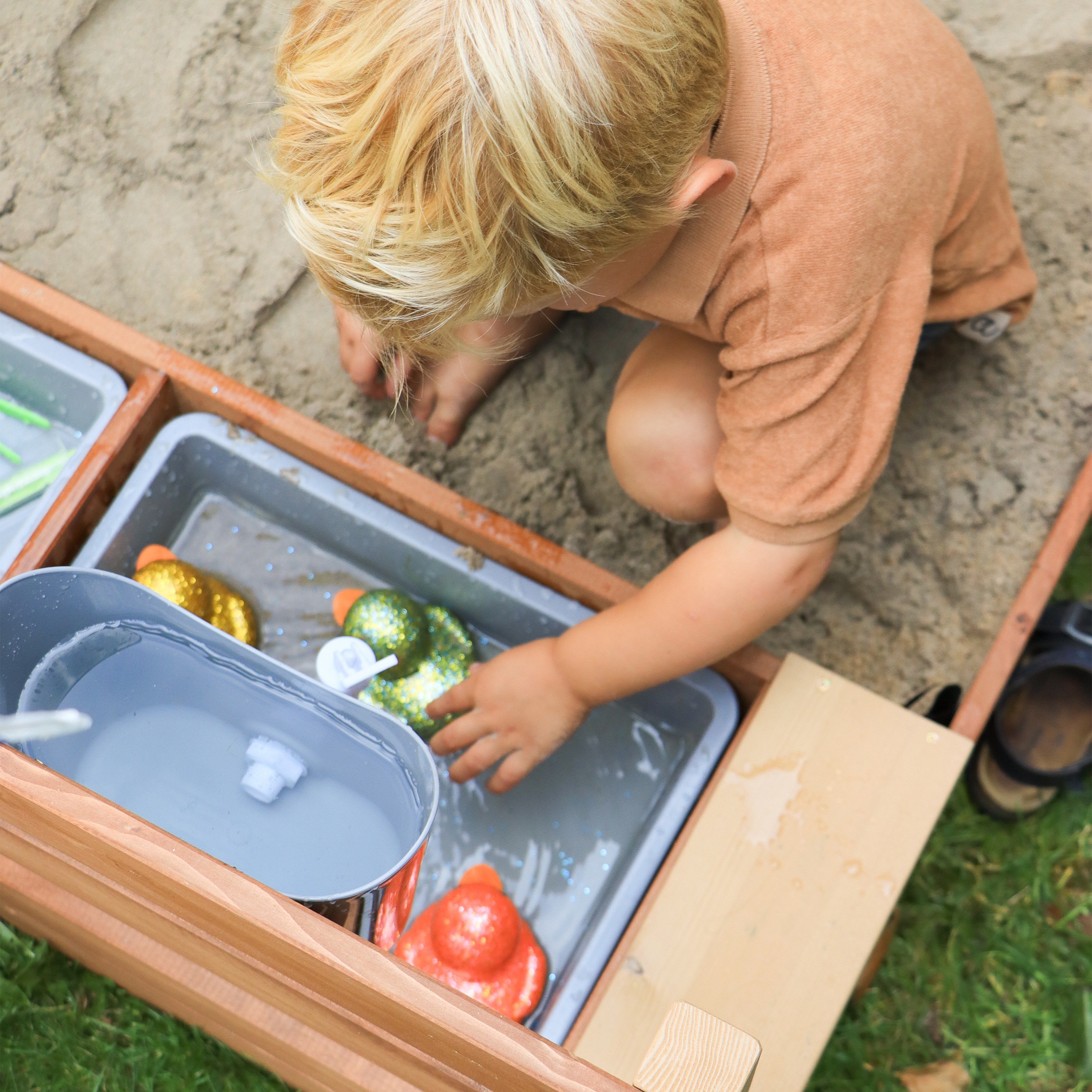 AXI Vicky Climbing Frame with Sandbox, Play Kitchen & Chalkboard – Green Slide