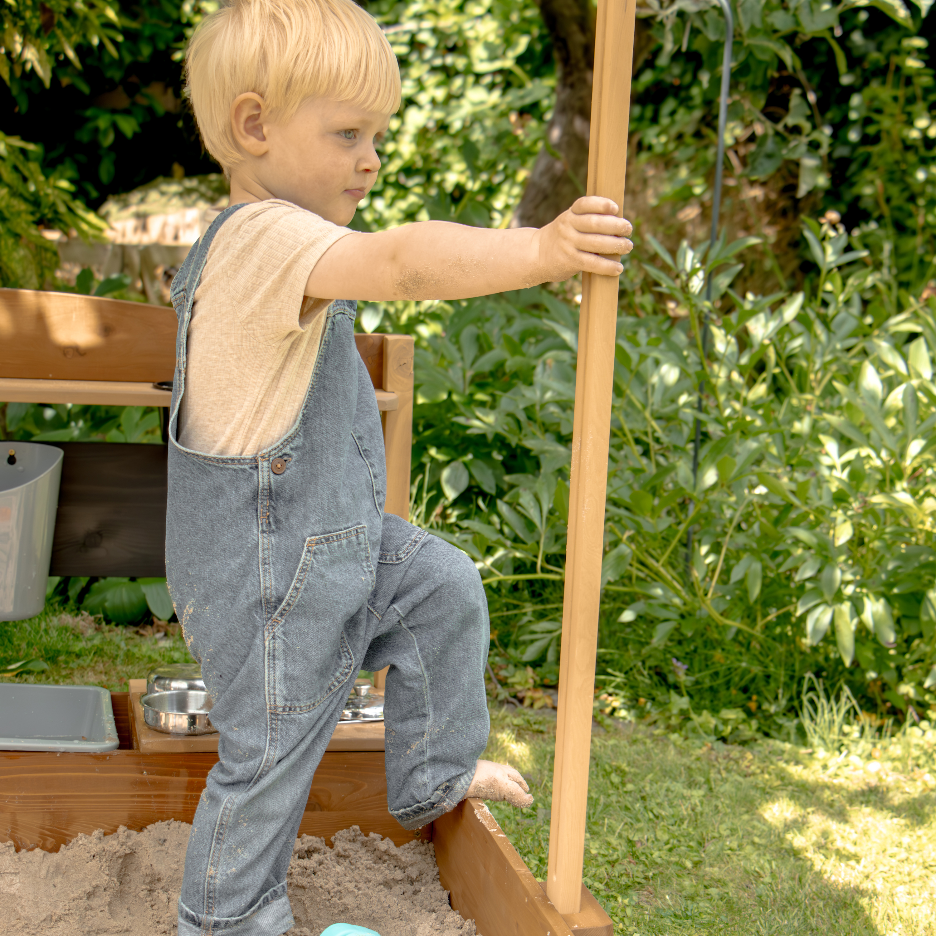 AXI Dora Boat Sandbox with Play Kitchen and Roof 160 x 100 cm Brown/Anthracite