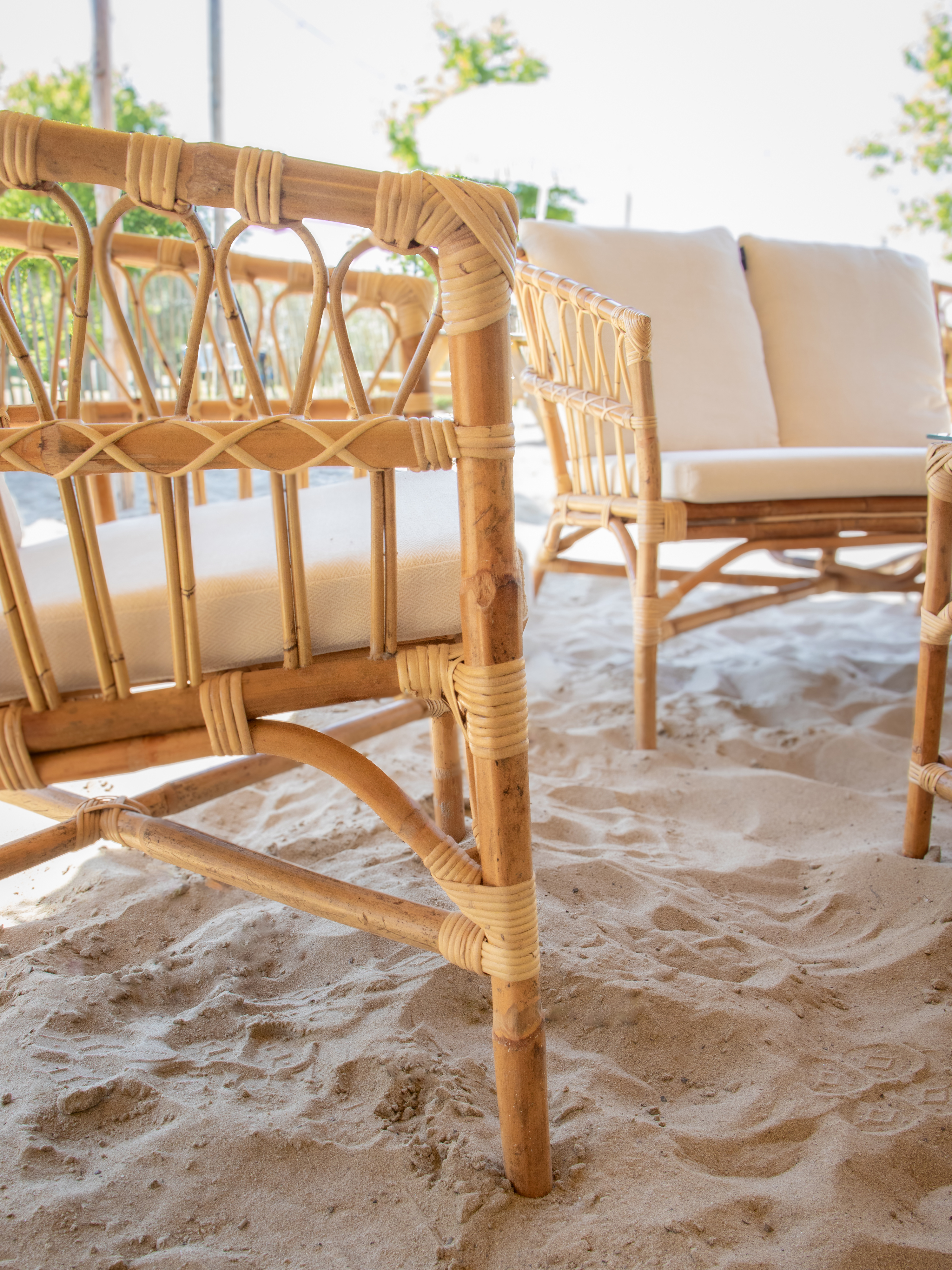 AXI Mary Rattan Lounge Set – 4-Piece with Sofa, Table, and 2 Chairs Natural/White-8720365066238 AXI Mary Rattan Lounge Set – 4-Piece with Sofa, Table, and 2 Chairs Natural/White