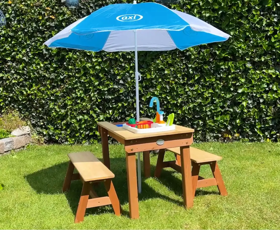 AXI Dennis Sand- & Vatten Picknickbord med diskho för lekkök och bänkar Antracit/Brun - parasol Blå/Vit