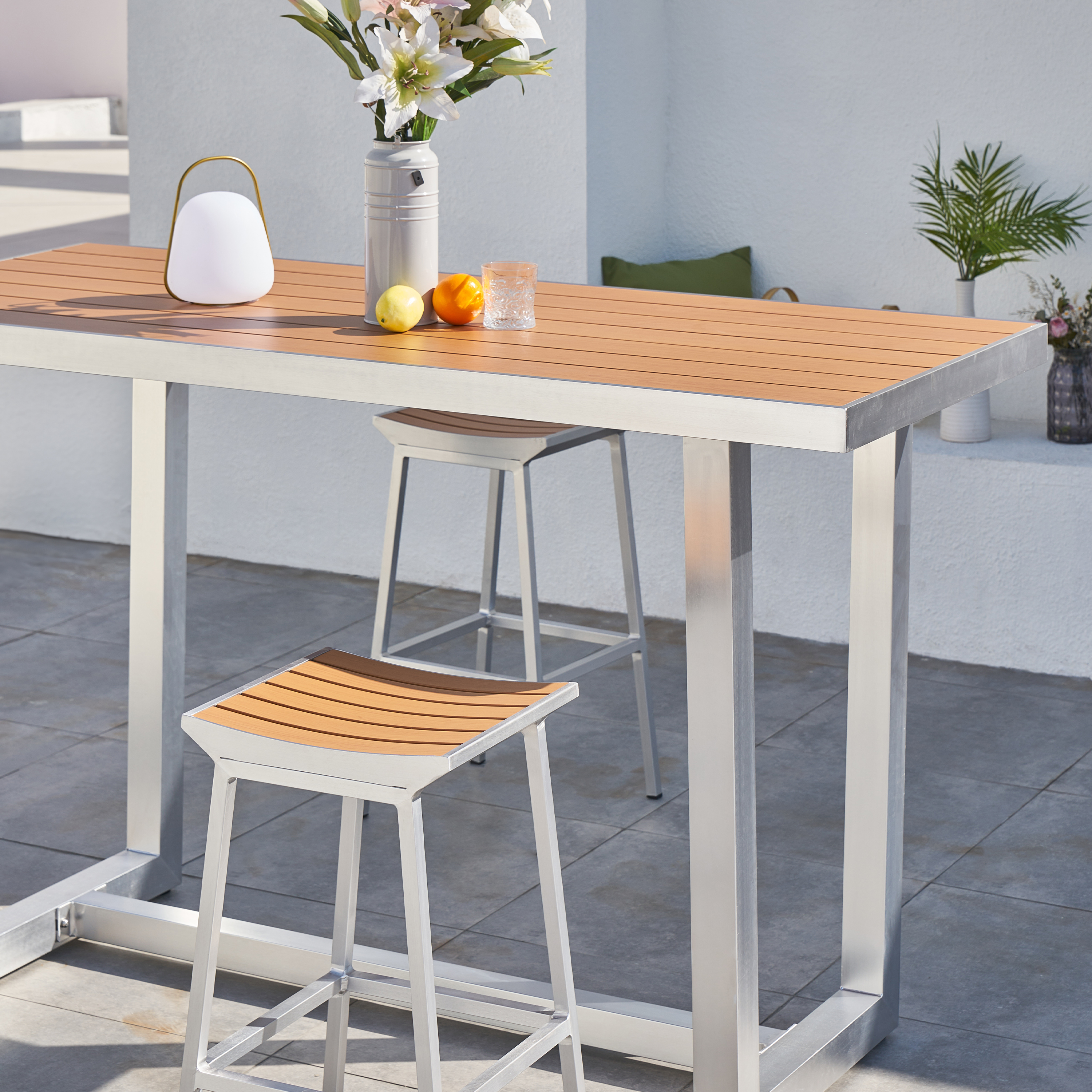 AXI James Bar Set with 4 bar stools - Aluminum/Wood-look