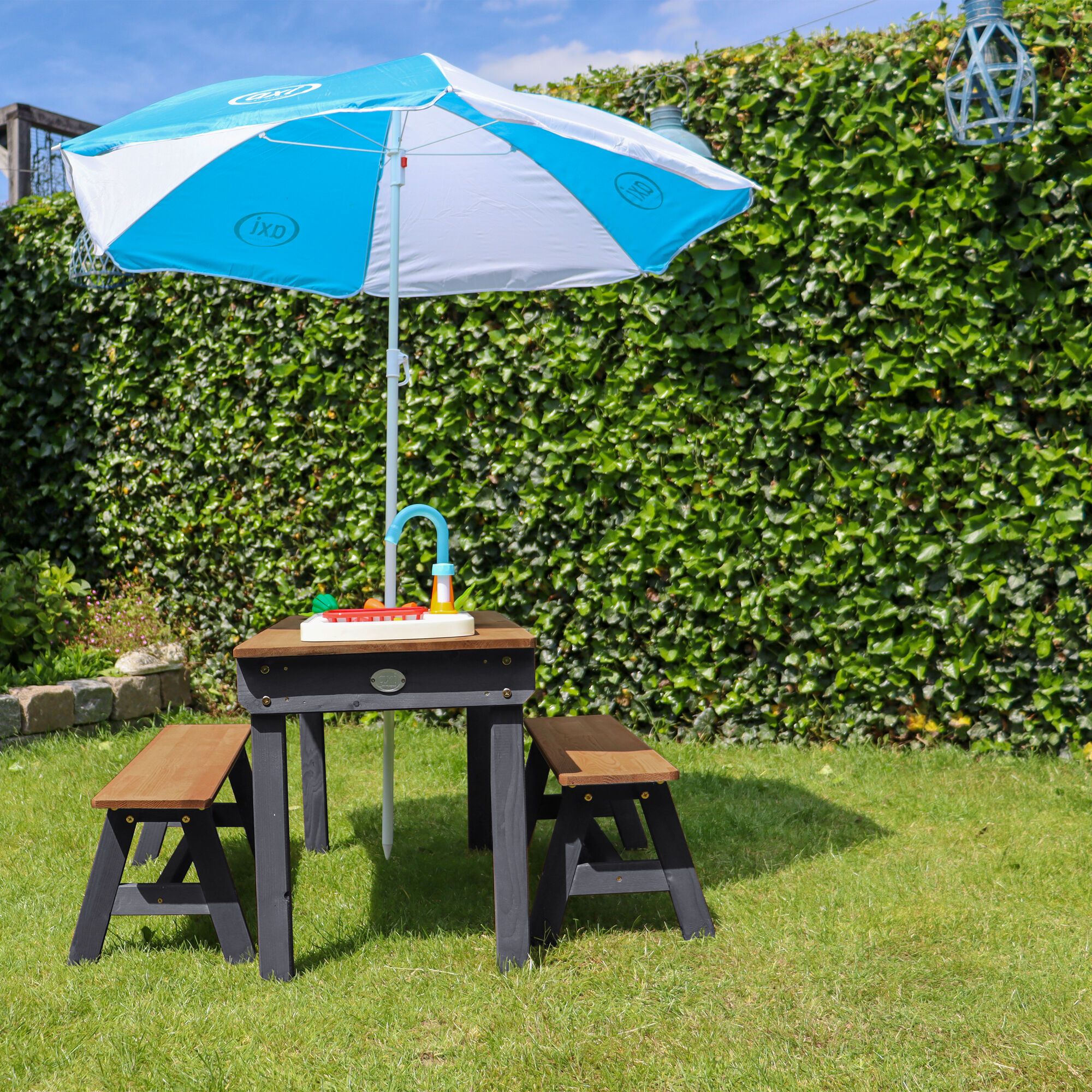 AXI Dennis Zand & Water Picknicktafel met Speelkeuken wastafel en losse bankjes Antraciet/bruin - Parasol Blauw/wit