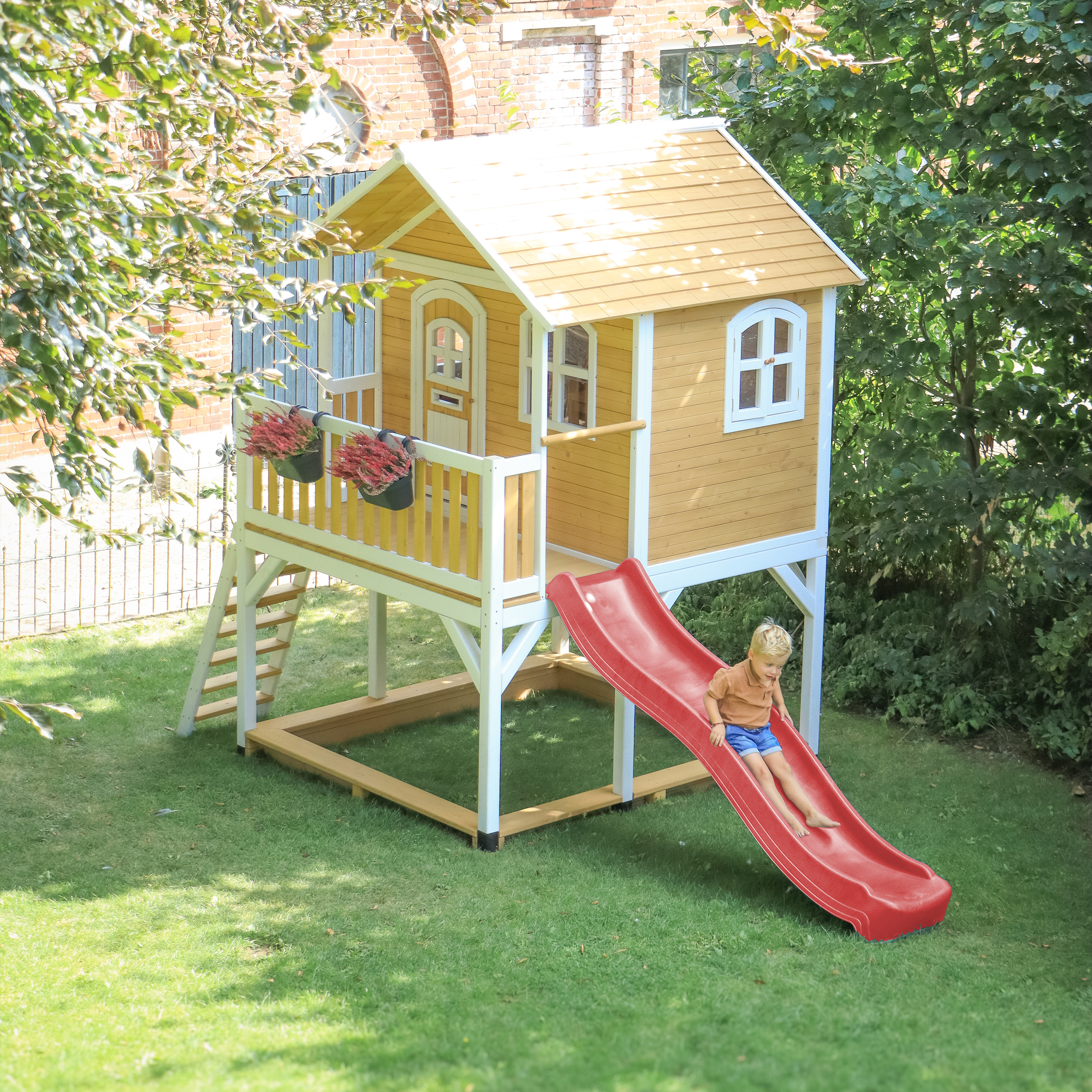 AXI Marc Playhouse Brown/White - Red Slide