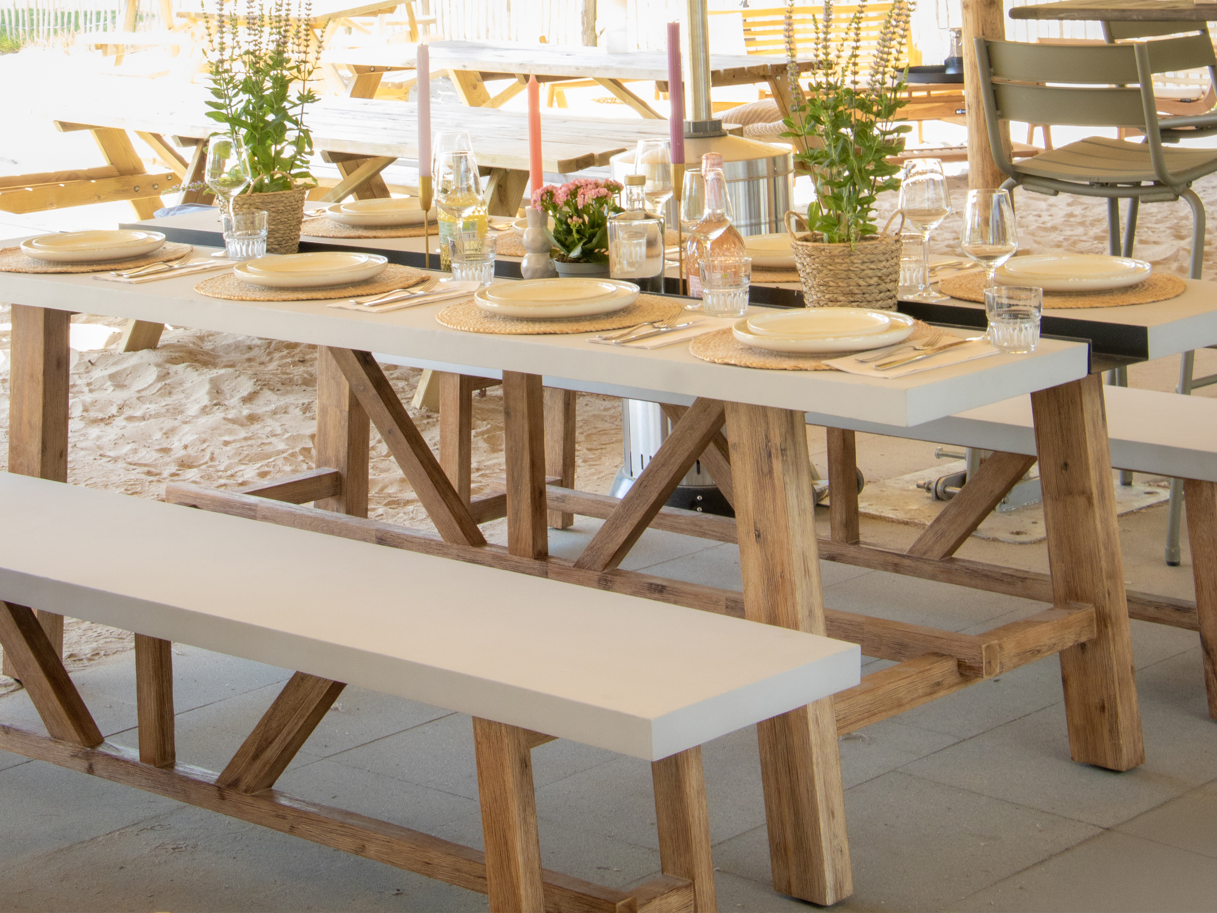 AXI Aaron Garden Set with 2 benches – Acacia wood / Limestone-look