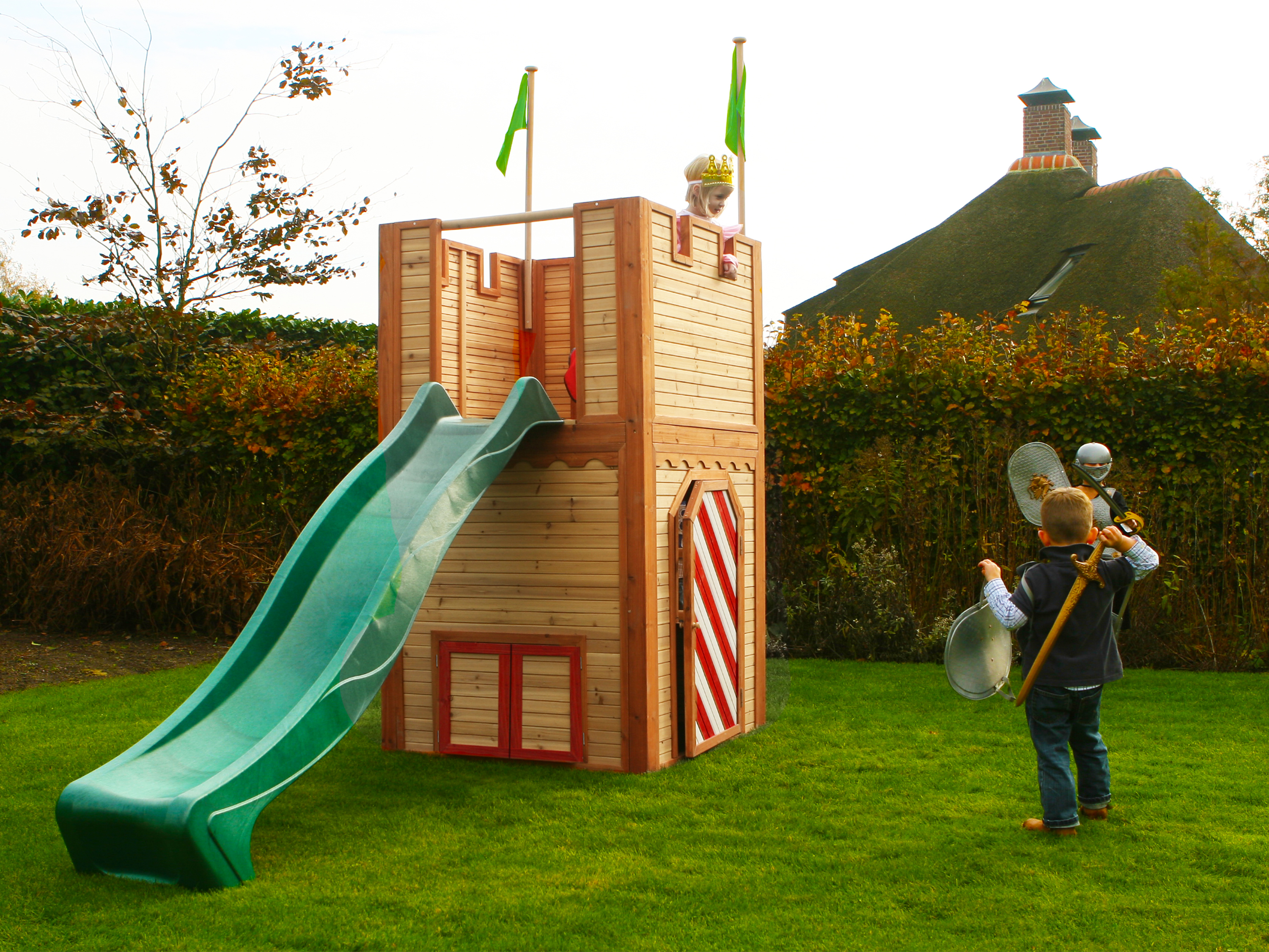 AXI Arthur Playhouse Brown/Red - Green Slide