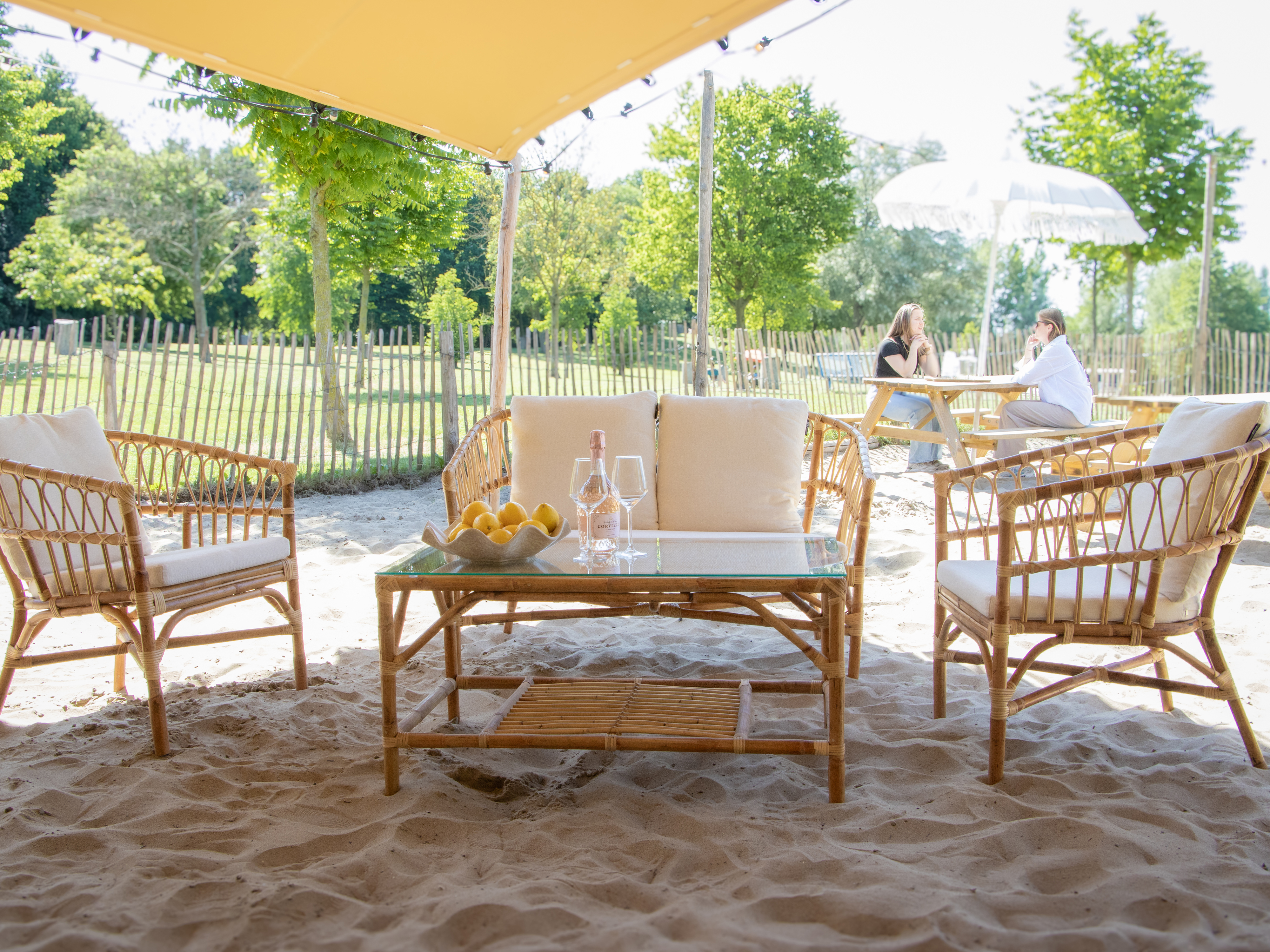 AXI Mary Rattan Lounge Set – 4-Piece with Sofa, Table, and 2 Chairs Natural/White-8720365066238 AXI Mary Rattan Lounge Set – 4-Piece with Sofa, Table, and 2 Chairs Natural/White