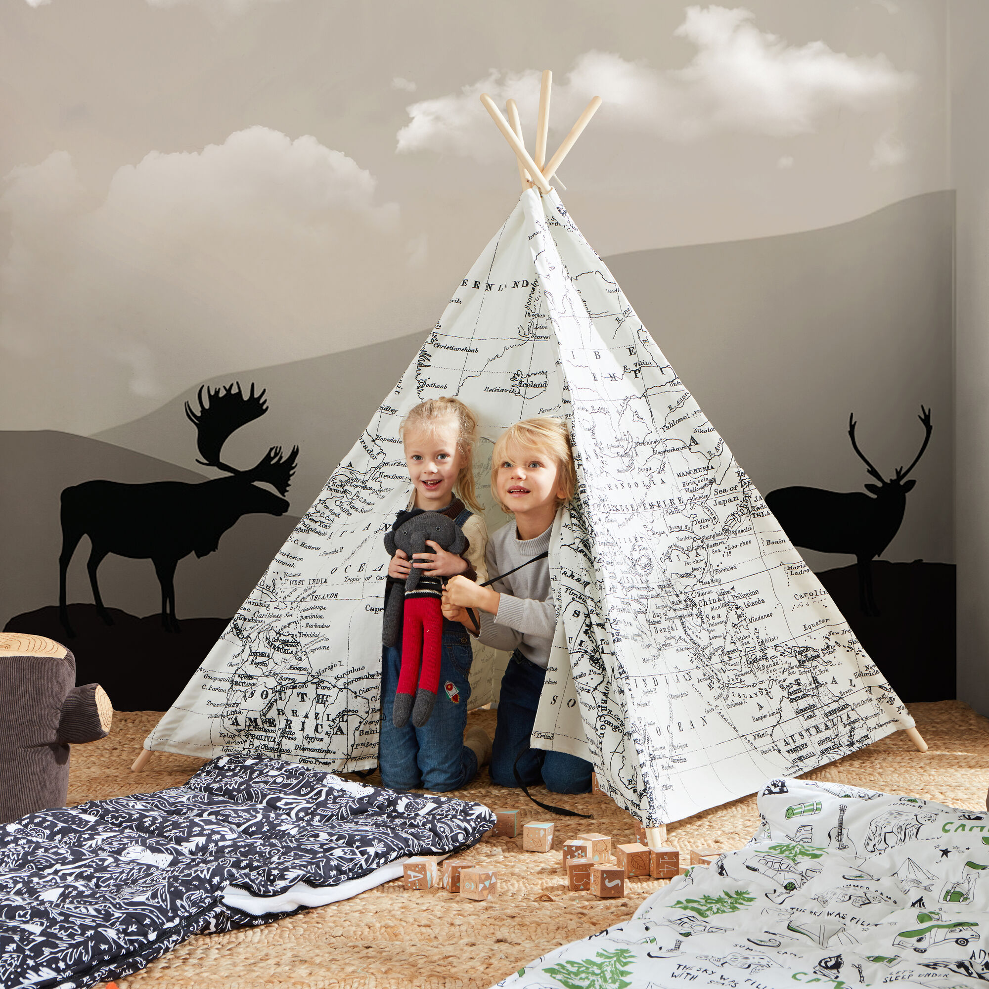 Sunny World Map Teepee Tent Black/white