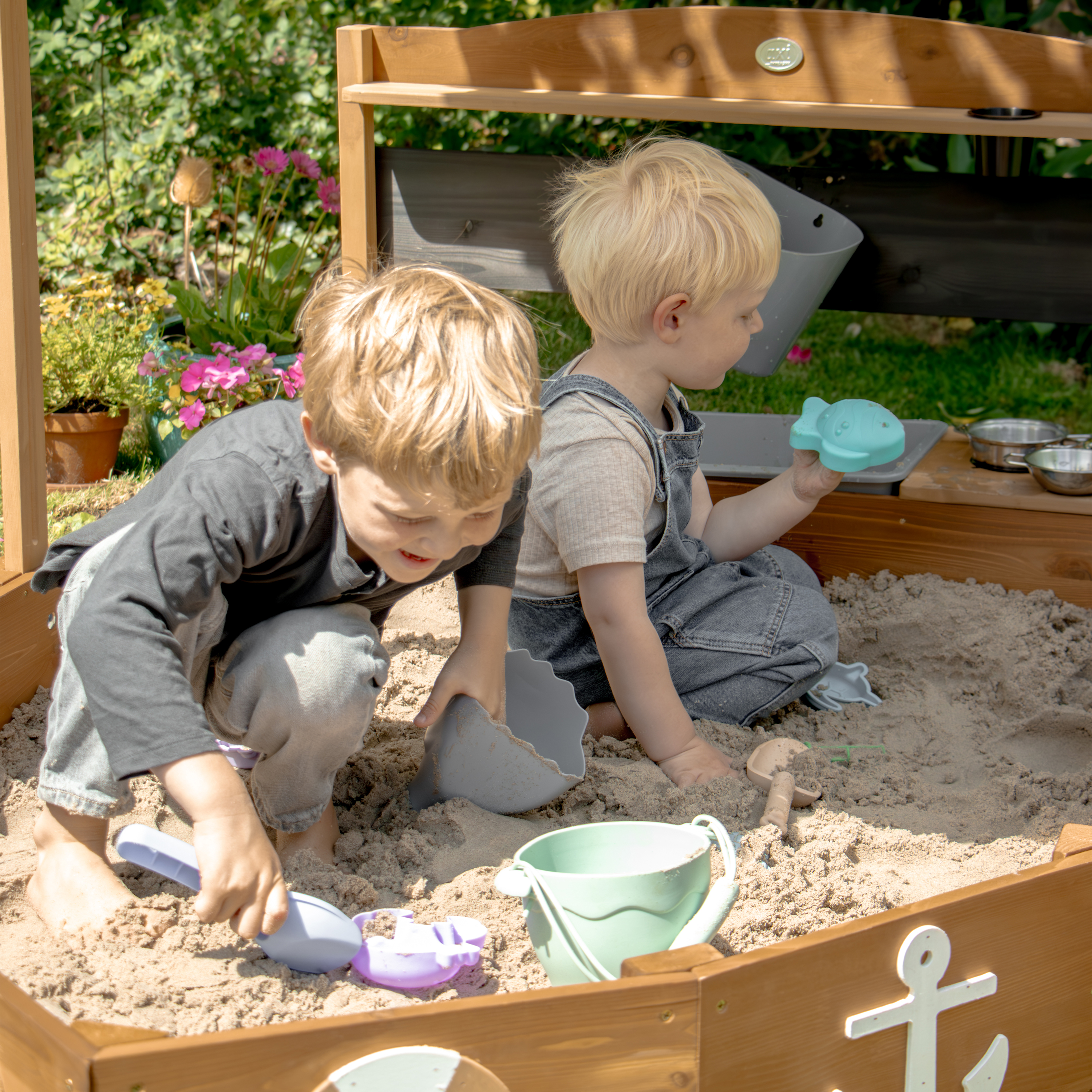 AXI Dora Boat Sandbox with Play Kitchen and Roof 160 x 100 cm Brown/Anthracite