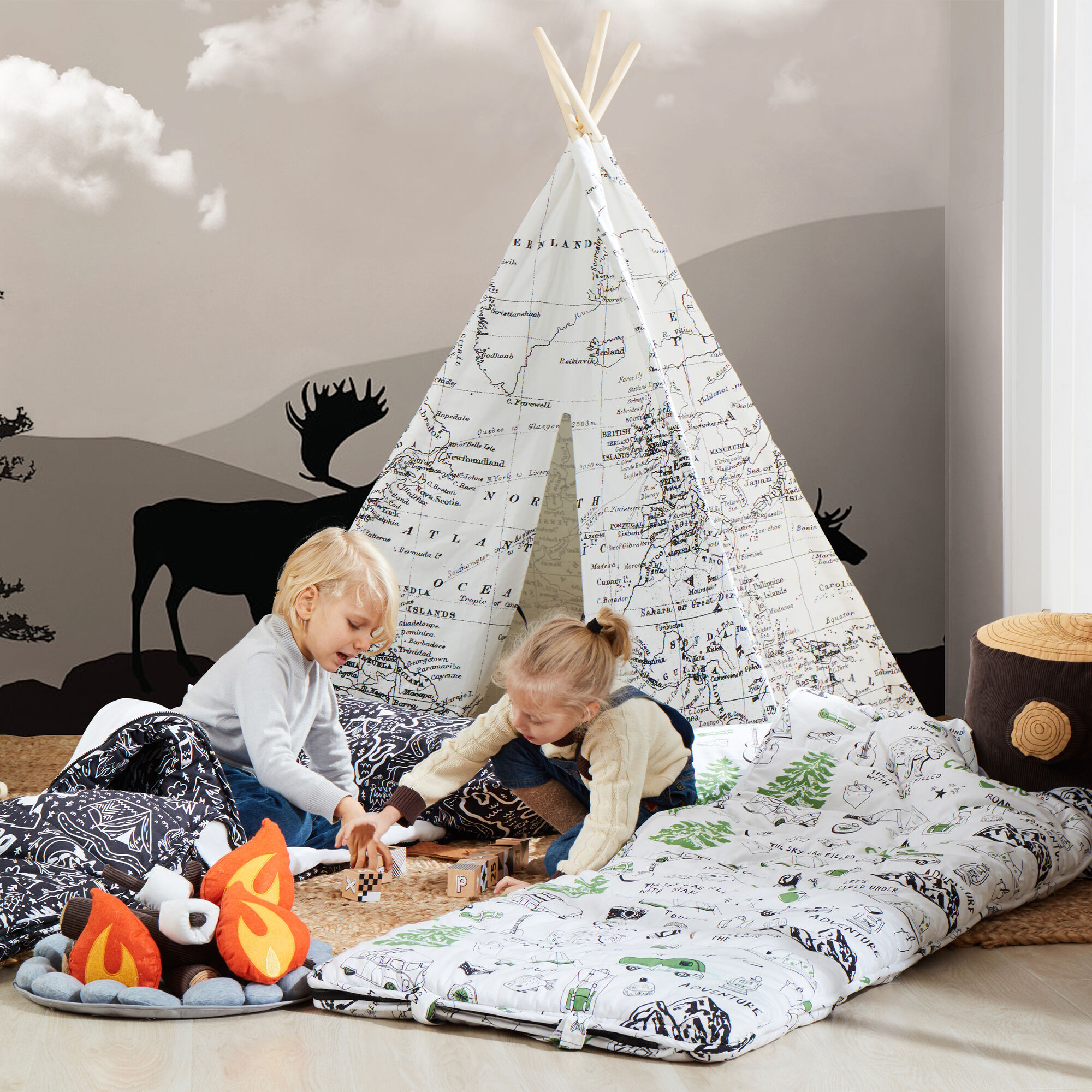 Sunny World Map Teepee Tent Black/white