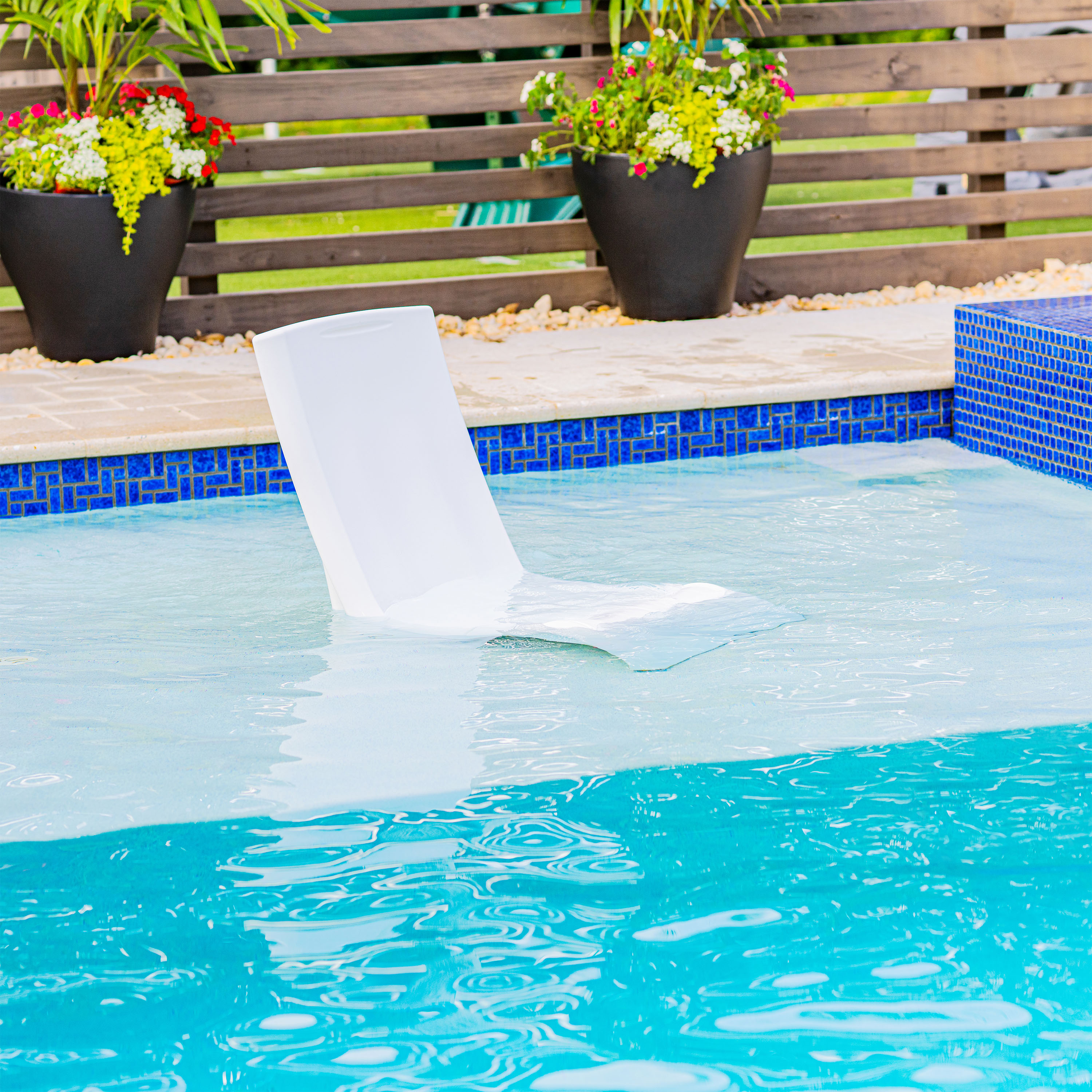 Step2 Vero Pool Chair White
