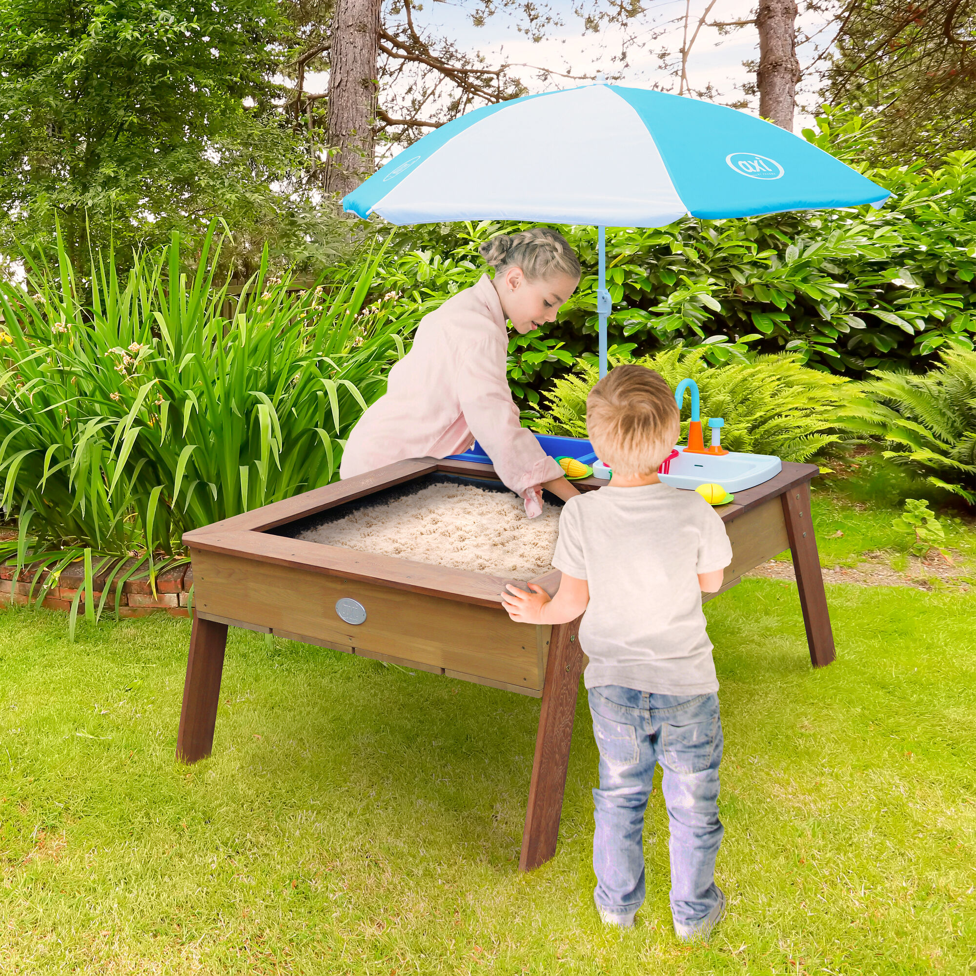AXI Linda Zand & Water Tafel met Speelkeuken wastafel Bruin - Parasol Blauw/wit